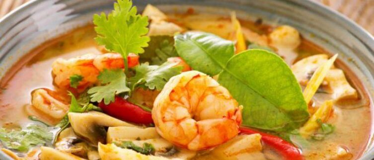 Sopa de camaróns cunha dieta baixa en carbohidratos
