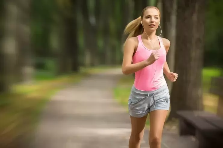 A rapaza corre para perder peso