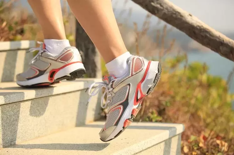 Andar arriba é unha forma de fortalecer os músculos das pernas e perder peso