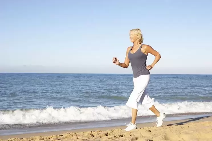 Unha muller envellecida que corre para perder peso e unha boa función cardíaca