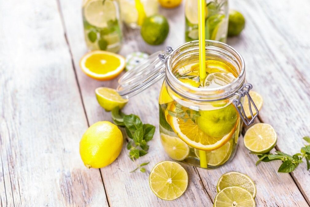 Auga con limón para adelgazar