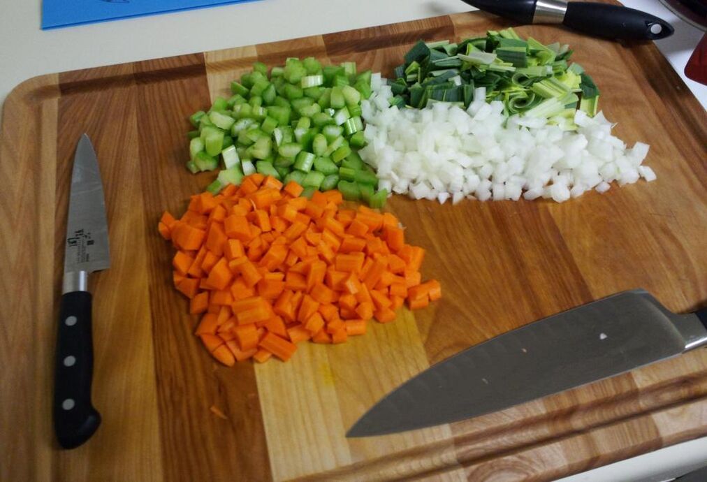 Para unha mellor dixestión polo estómago, as verduras deben cortarse finamente. 